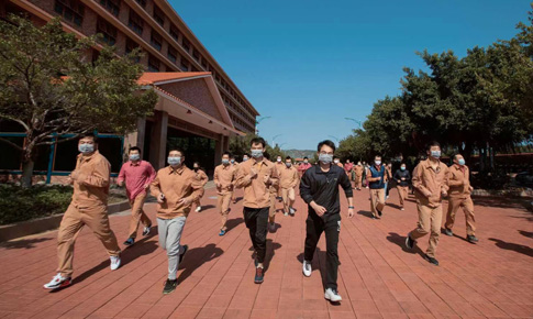 组织“跑在阳光下，，，跑进康健里”体育运动
